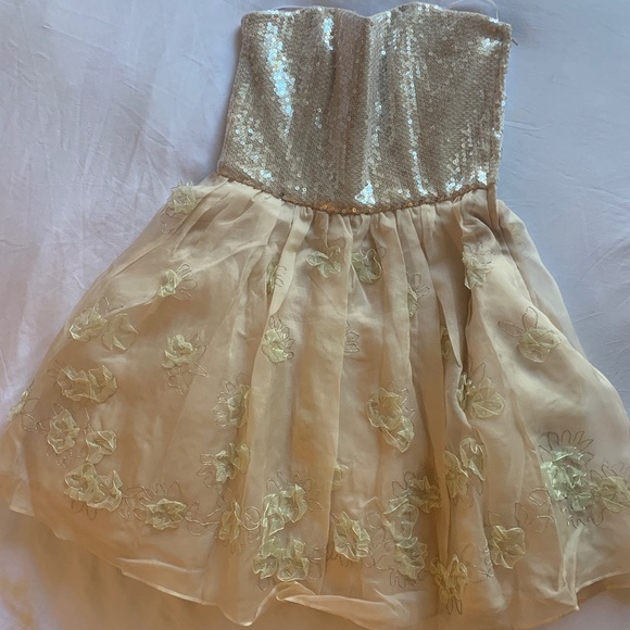 Elegant Fitted Bodice with Embossed Tulle - Picture 1 of 3